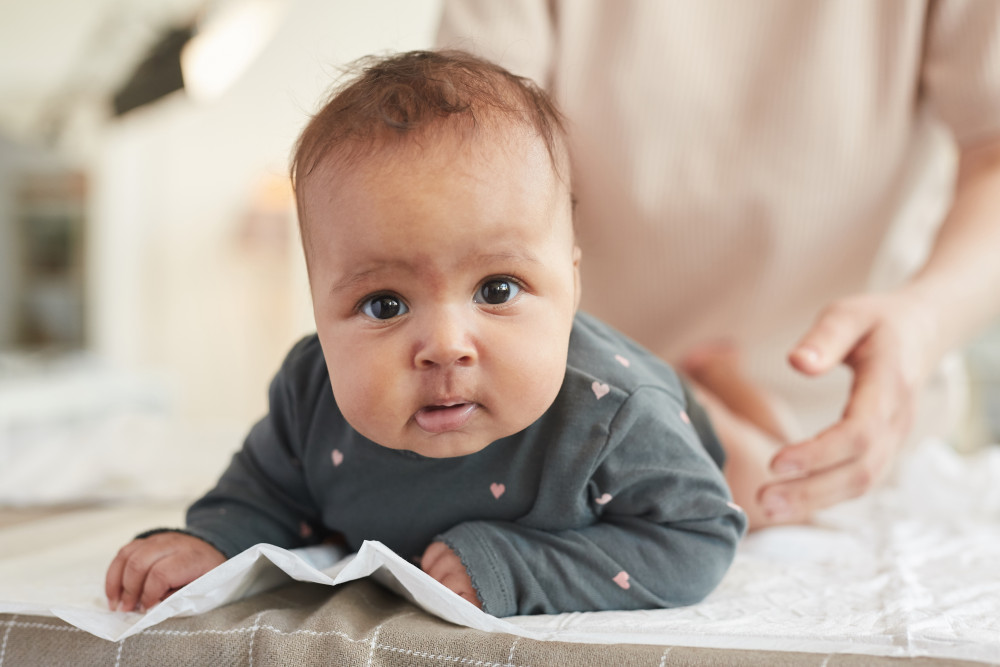Choisir une table à langer pour bébé : conseils et astuces pour trouver le modèle idéal