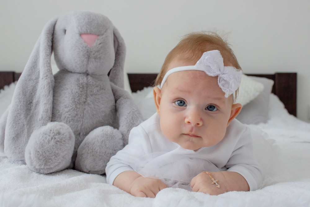 Annoncer le baptême de son enfant : guide pour une célébration réussie
